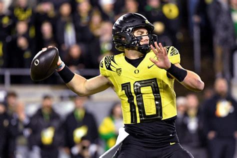 Nix has 4 TDs and No. 6 Ducks get closer to the Pac-12 title game with 36-27 win over USC